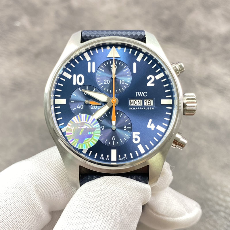 高仿万国表IWC飞行员系列IW377729自动机械腕表(“蓝队长”特别版)